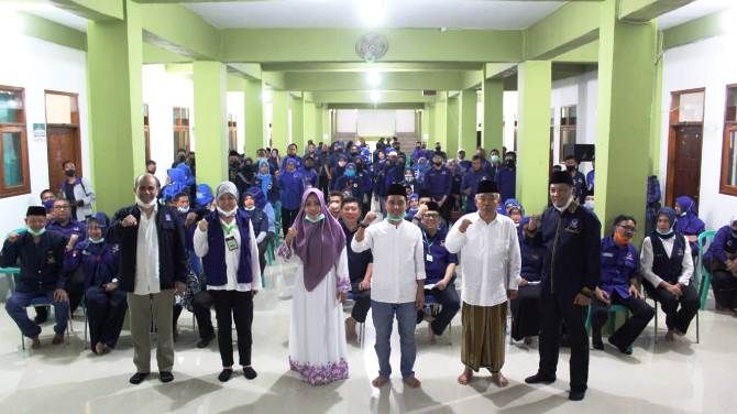 Bapaslon Ikfina Fahmawati-Muhammad Al Barra saat menerima rekom Nasdem di aula Institut KH Abdul Chalim, Bendunganjati, Pacet, Minggu (27/7). jawaposradarmojokerto