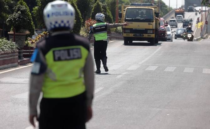 MEMBANDEL: Puluhan truk terjaring razia Satlantas Polresta Mojokerto karena kedapatam masuk wilayah kota di jam-jam larangan, di Jalan Gajah Mada, Selasa (28/7). MEMBANDEL: Puluhan truk terjaring razia Satlantas Polresta Mojokerto karena kedapatam masuk wilayah kota di jam-jam larangan, di Jalan Gajah Mada, Selasa (28/7).