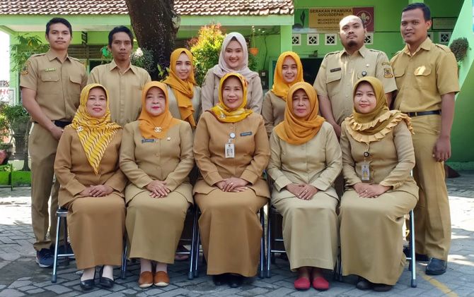 Jajaran guru dan staf SDN Magersari 1 Kota Mojokerto siap mengajar. Jajaran guru dan staf SDN Magersari 1 Kota Mojokerto siap mengajar.