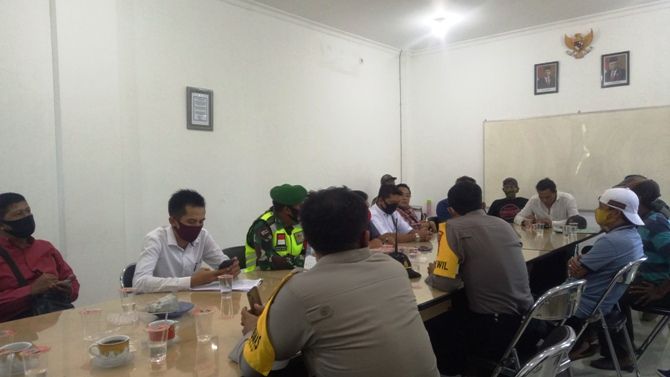 Mediasi : Manajemen perusahan bersama perwakilan warga melakukan mediasi di salah satu ruangan PT BPI yang didampingi oleh pihak kepolisian dan TNI. jawaposradarmojokerto