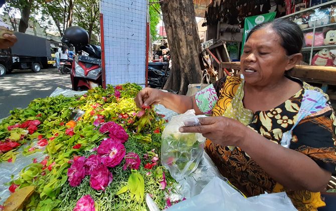 Pedagang kembang setaman di Pasar Sawahan Mojosari. Pedagang kembang setaman di Pasar Sawahan Mojosari.