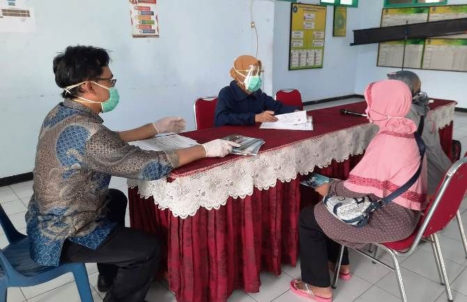 KONSULTASI: Bertepatan 10 Oktober, tenaga medis RSU Dr Wahidin Sudiro Husodo memberikan pelayanan jiwa di kelurahan Balongsari, akhir pekan lalu dan dihadiri kader kesehatan serta pasien jiwa yang jawaposradarmojokerto