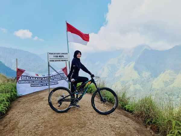 Fitria Wijayanti saat gowes sampai puncak Bukit Watu Jengger di ketinggian 1.100 mdpl. Fitria Wijayanti saat gowes sampai puncak Bukit Watu Jengger di ketinggian 1.100 mdpl.
