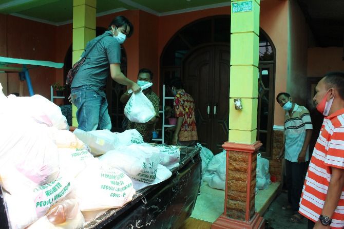 PEDULI: Distribusi Bantuan Sembako PG Gempolkrep PTPN X dan PT. Enero secara langsung kepada warga Desa Gempolkerep, Gedeg, Mojokerto. PEDULI: Distribusi Bantuan Sembako PG Gempolkrep PTPN X dan PT. Enero secara langsung kepada warga Desa Gempolkerep, Gedeg, Mojokerto.