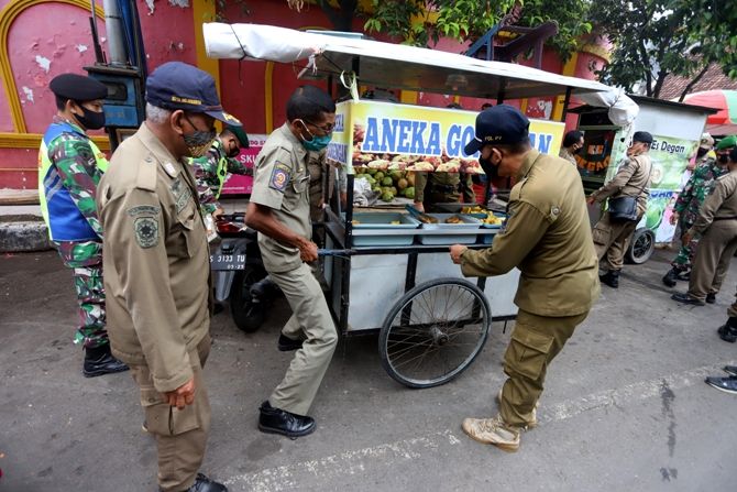Razia pedagang yang dilakukan Satpol PP Kota Mojokerto menuai protes lantaran tak disertai dengan solusi seperti relokasi. Razia pedagang yang dilakukan Satpol PP Kota Mojokerto menuai protes lantaran tak disertai dengan solusi seperti relokasi.