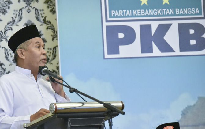 Ketua PW NU Jatim KH Marzuqi Mustamar menyampaikan sambutan dalam acara Gus AMI Menyapa Masyarakat yang dihadiri kalangan kiai dan ulama. Ketua PW NU Jatim KH Marzuqi Mustamar menyampaikan sambutan dalam acara Gus AMI Menyapa Masyarakat yang dihadiri kalangan kiai dan ulama.