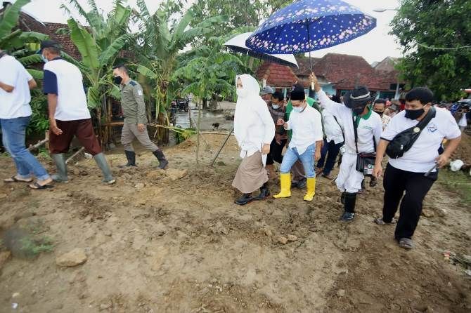 Ikfina Fahmawati-Muhammad Al Barraa saat meninjau lokasi Banjir, di Banyulegi, Dawarblandong, Selasa (15/12). Ikfina Fahmawati-Muhammad Al Barraa saat meninjau lokasi Banjir, di Banyulegi, Dawarblandong, Selasa (15/12).