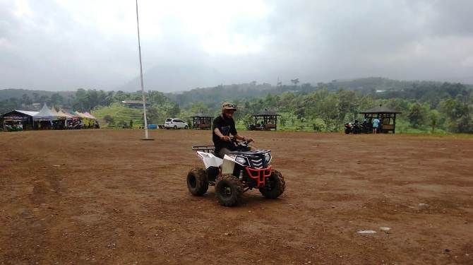 WISATAWAN memiliki pilihan antara menyewa kendaraan ATV atau menaiki kuda berkeliling Sukosari untuk menikmati pemandangan alamnya yang sangat menakjubkan. WISATAWAN memiliki pilihan antara menyewa kendaraan ATV atau menaiki kuda berkeliling Sukosari untuk menikmati pemandangan alamnya yang sangat menakjubkan.