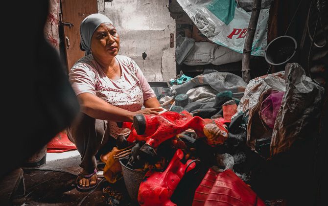seorang ibu memilah sampah di kawasan Sumobito, Jombang. seorang ibu memilah sampah di kawasan Sumobito, Jombang.