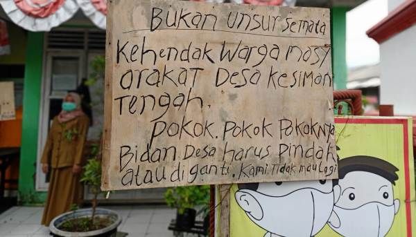 TERTUTUP: Sebuah papan ancaman terpasang di depan Polindes Desa Kesimantengah, Kecamatan Pacet. TERTUTUP: Sebuah papan ancaman terpasang di depan Polindes Desa Kesimantengah, Kecamatan Pacet.