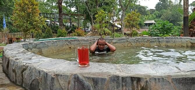 SEGAR: Selain bisa menikmati air panas, pengelola juga menyediakan kuliner yang lengkap. SEGAR: Selain bisa menikmati air panas, pengelola juga menyediakan kuliner yang lengkap.
