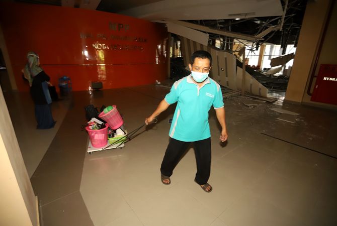 BOYONGAN: Petugas Dispendukcapil Kota Mojokerto memindah peralatan pelayanan ke lantai tiga GMSC. BOYONGAN: Petugas Dispendukcapil Kota Mojokerto memindah peralatan pelayanan ke lantai tiga GMSC.