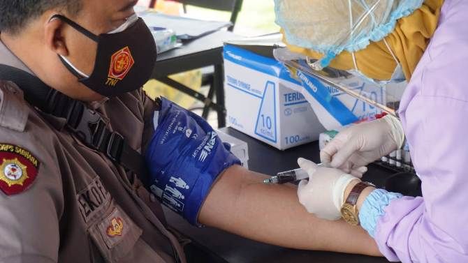 BANTU PENYEMBUHAN: Personel Polres, TNI, dan ASN, melakukan donor darah plasma konvalesen yang dilakukan petugas Dinkes Kabupaten Mojokerto di Mapolres Mojokerto, Kamis (21/1). BANTU PENYEMBUHAN: Personel Polres, TNI, dan ASN, melakukan donor darah plasma konvalesen yang dilakukan petugas Dinkes Kabupaten Mojokerto di Mapolres Mojokerto, Kamis (21/1).