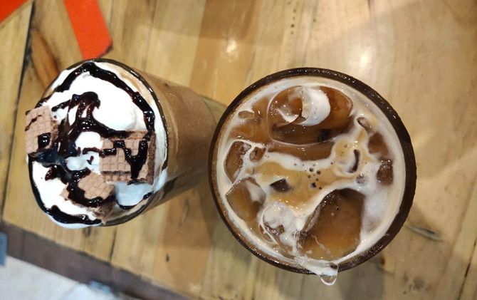 Sajian minuman segar dan diminati pengunjung. Sajian minuman segar dan diminati pengunjung.