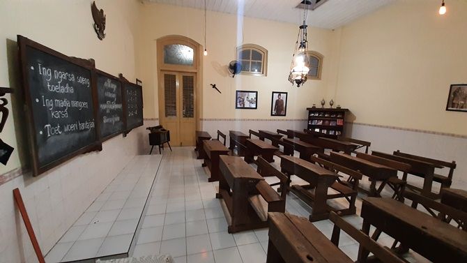 TIMBA ILMU: Eks Sekolah Guru Bantu (SGB) yang kini menjadi SMPN 2 Mojokerto tempat St. Iesmaniasita mengenyam pendidikan. TIMBA ILMU: Eks Sekolah Guru Bantu (SGB) yang kini menjadi SMPN 2 Mojokerto tempat St. Iesmaniasita mengenyam pendidikan.