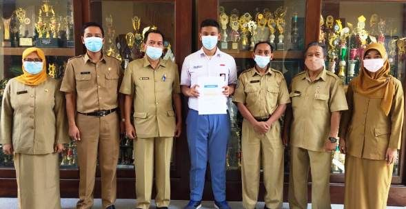 INTERNASIONAL: Ade Mirza Muhammad Riza Putra Siswa Kelas XII 5 yang di terima di Fakultas Kedokteran Universitas Airlangga Surabaya, Program Internasional. INTERNASIONAL: Ade Mirza Muhammad Riza Putra Siswa Kelas XII 5 yang di terima di Fakultas Kedokteran Universitas Airlangga Surabaya, Program Internasional.