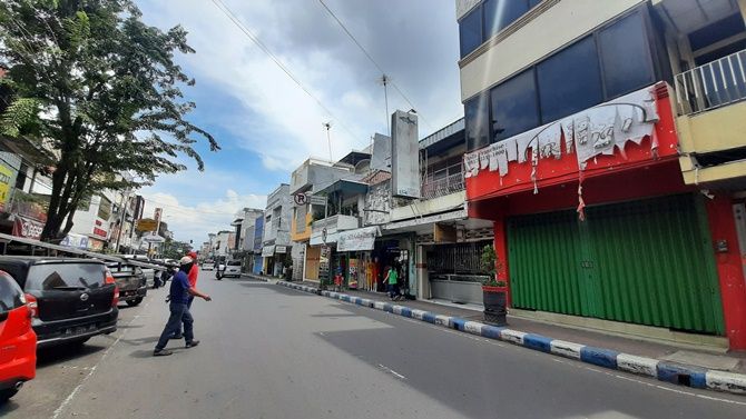 Juli 1951 silam, aksi gerombolan semakin memuncak. Di tengah masyarakat menjalankan ibadah puasa, kelompok bersenjata tetap menyatroni rumah-rumah penduduk di desa hingga perkotaan. Juli 1951 silam, aksi gerombolan semakin memuncak. Di tengah masyarakat menjalankan ibadah puasa, kelompok bersenjata tetap menyatroni rumah-rumah penduduk di desa hingga perkotaan.