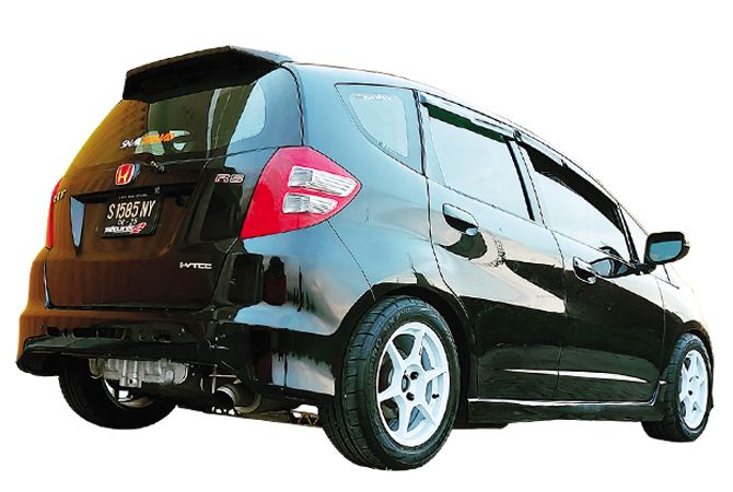 Bagian kaki-kaki tak lepas dari sentuhan modifikasi. Seperti, mengganti velg orisinal dengan P1 Racing. Bagian kaki-kaki tak lepas dari sentuhan modifikasi. Seperti, mengganti velg orisinal dengan P1 Racing.