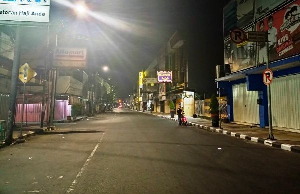 JANTUNG KOTA: Pusat perekonomian di Kota Mojokerto ini sangat lengang saat malam hari selama pemberlakuan PPKM Darurat. JANTUNG KOTA: Pusat perekonomian di Kota Mojokerto ini sangat lengang saat malam hari selama pemberlakuan PPKM Darurat.