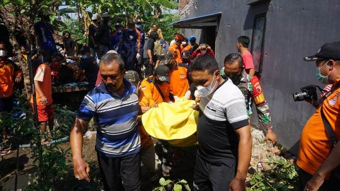 Korban usai berhasil dievakuasi dari dalam sumur. Korban usai berhasil dievakuasi dari dalam sumur.