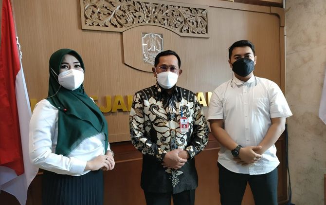 Akhmad Luthfi Ramadhani (paling kanan) bersama DPD Pertani HKTI Jatim, Lia Istifhama, saat mengunjungi Kabiro Kesra Sekdaprov Jatim Hudiyono, pekan lalu. Akhmad Luthfi Ramadhani (paling kanan) bersama DPD Pertani HKTI Jatim, Lia Istifhama, saat mengunjungi Kabiro Kesra Sekdaprov Jatim Hudiyono, pekan lalu.