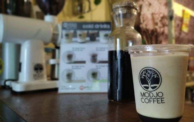 Kopi dengan manis gula aren dan susu siap disajikan kepada pelanggan. Kopi dengan manis gula aren dan susu siap disajikan kepada pelanggan.