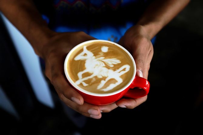 Citarasa coffee latte semakin perfect ketika meneguknya dari pinggir cangkir secara perlahan. Citarasa coffee latte semakin perfect ketika meneguknya dari pinggir cangkir secara perlahan.