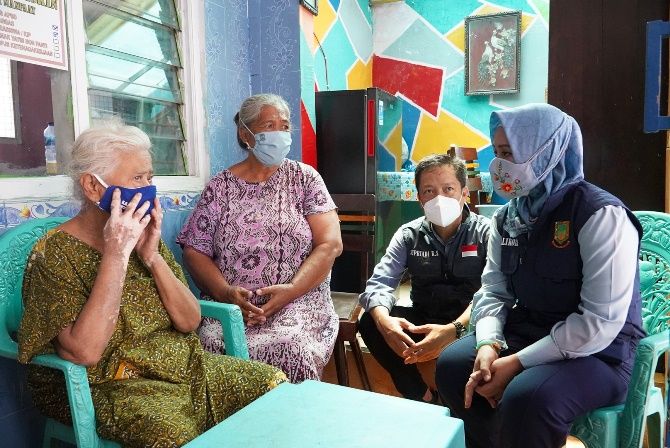Wali Kota Mojokerto Ika Puspitasari didampingi suami, Supriyadi Karima Syaiful, blusukan ke Sidomulyo/III ke rumah Yatimah. Wali Kota Mojokerto Ika Puspitasari didampingi suami, Supriyadi Karima Syaiful, blusukan ke Sidomulyo/III ke rumah Yatimah.