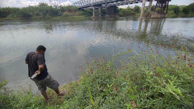 Korban ditemukan di aliran sungai brantas, di Desa Ngrame, Kecamatan Pungging, Minggu (12/9). Korban ditemukan di aliran sungai brantas, di Desa Ngrame, Kecamatan Pungging, Minggu (12/9).