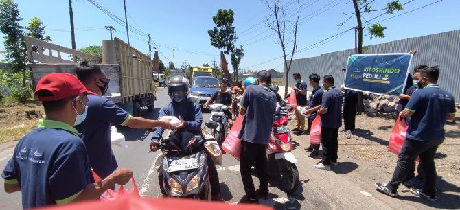Borong Dagangan UMKM dan Bagikan Nasi Kotak Plus Hand Sanitizer Borong Dagangan UMKM dan Bagikan Nasi Kotak Plus Hand Sanitizer