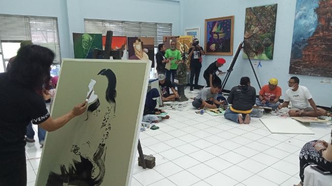 Mas Dibyo dan Pelukis Mojokerto Unjuk Diri Lewat OTS Mas Dibyo dan Pelukis Mojokerto Unjuk Diri Lewat OTS