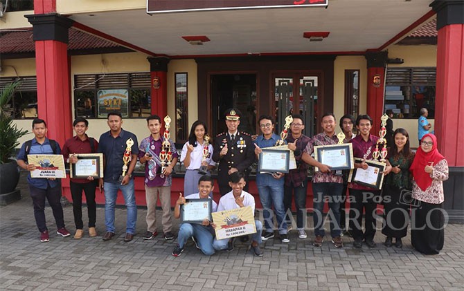 Para pemenang Lomba Video Kreatif yang digelar Polres Boyolali foto bersama Kapolres Boyolali, AKBP Aries Andhi di halaman mapolres setempat, Senin (21/5). Para pemenang Lomba Video Kreatif yang digelar Polres Boyolali foto bersama Kapolres Boyolali, AKBP Aries Andhi di halaman mapolres setempat, Senin (21/5).