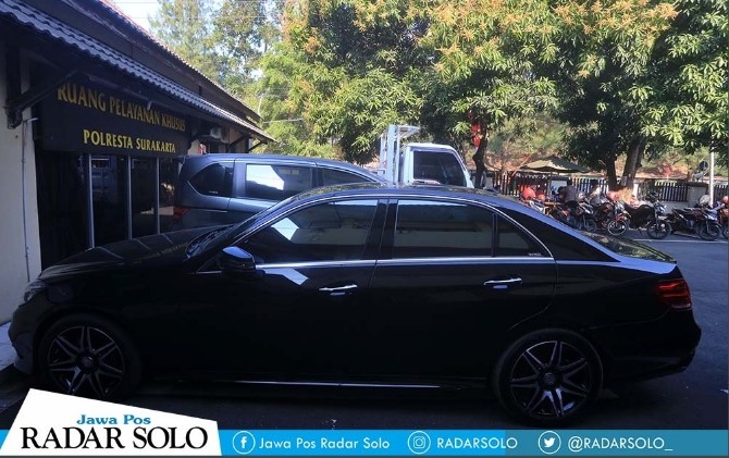 Barang bukti mobil Mercedes Benz AD 888 QQ masih diparkir di mapolresta. Barang bukti mobil Mercedes Benz AD 888 QQ masih diparkir di mapolresta.