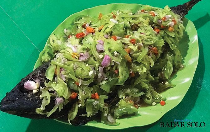 Ikan bakar sambal colo-colo yang menjadi menu andalan di RM Ikan Bakar Colo-Colo Jalan RE Martadinata 160 Joyosuran, Kecamatan Jebres Ikan bakar sambal colo-colo yang menjadi menu andalan di RM Ikan Bakar Colo-Colo Jalan RE Martadinata 160 Joyosuran, Kecamatan Jebres