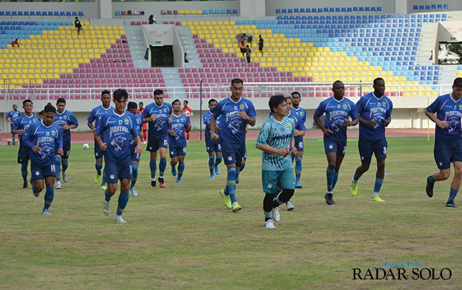 Pemain Persib Bandung menjajal lapangan Stadion Manahan, Jumat (14/2). Pemain Persib Bandung menjajal lapangan Stadion Manahan, Jumat (14/2).