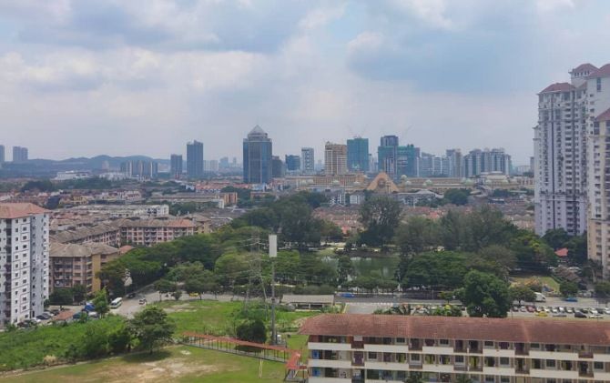 Kondisi kota dari lantai 16 apartemen Juriani Putri di Petaling Jaya, Kuala Lumpur, Malaysia saat hari pertama lockdown, kemarin. Kondisi kota dari lantai 16 apartemen Juriani Putri di Petaling Jaya, Kuala Lumpur, Malaysia saat hari pertama lockdown, kemarin.