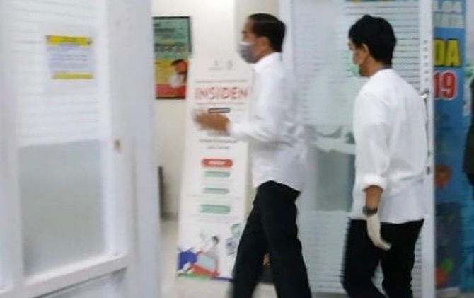 Presiden Jokowi saat tiba di Rumah Sakit Slamet Riyadi. Presiden Jokowi saat tiba di Rumah Sakit Slamet Riyadi.