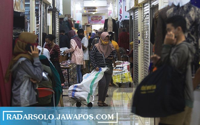 Pusat perbelanjaan BTC dipadati pengunjung yang rata-rata merupakan reseller. Pusat perbelanjaan BTC dipadati pengunjung yang rata-rata merupakan reseller.