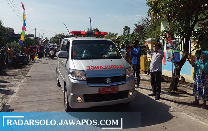 Ambulans yang membawa bidan Suwarti pulang ke rumah, disambut warga dengan antusias. Ambulans yang membawa bidan Suwarti pulang ke rumah, disambut warga dengan antusias.