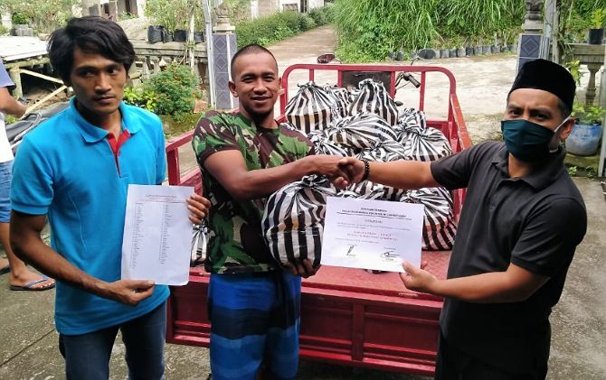 Perwakilan komunitas Perantau Cabagada Supomo menyerahkan bantuan 71 paket sembako kepada Ketua RT 3 RW 1, Dusun Dangean Widodo. Perwakilan komunitas Perantau Cabagada Supomo menyerahkan bantuan 71 paket sembako kepada Ketua RT 3 RW 1, Dusun Dangean Widodo.