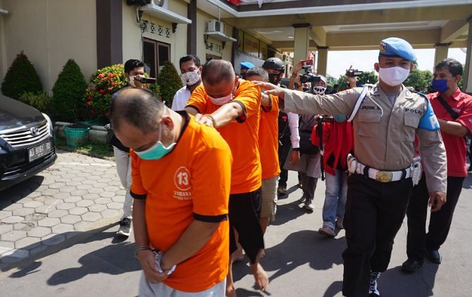 Para tersangka pembuat uang palsu saat digiring di Mapolres Klaten. Para tersangka pembuat uang palsu saat digiring di Mapolres Klaten.