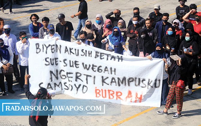 Mahasiswa, dosen, dan karyawan Uniba menggelar aksi demo di kampus setempat, Selasa (30/6). Mahasiswa, dosen, dan karyawan Uniba menggelar aksi demo di kampus setempat, Selasa (30/6).