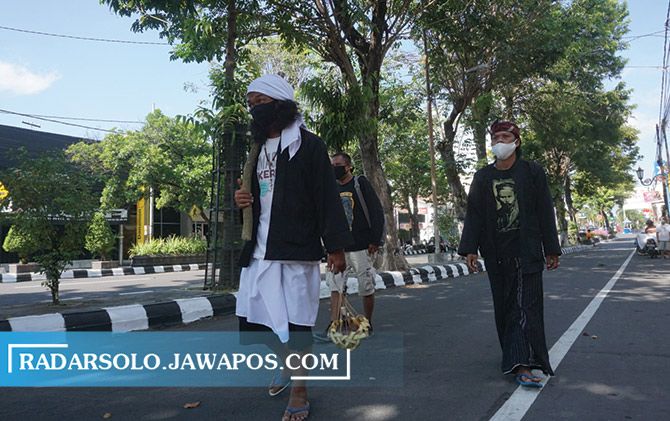 Perjalanan spiritual Laku Badar Giyanti dilakukan dengan berjalan kaki sepanjang 30 km. Perjalanan spiritual Laku Badar Giyanti dilakukan dengan berjalan kaki sepanjang 30 km.