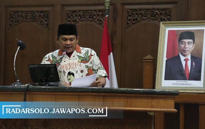 Didik Hermawan saat mengenakan baju khas pendukung Gibran. Didik Hermawan saat mengenakan baju khas pendukung Gibran.