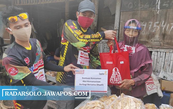 Peserta Alfamart Gowes Sabang sampai Merauke membagikan paket sembako kepada warga. Peserta Alfamart Gowes Sabang sampai Merauke membagikan paket sembako kepada warga.