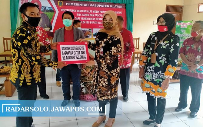 Bupati Klaten Sri Mulyani menyerahkan bantuan ke petani. Bupati Klaten Sri Mulyani menyerahkan bantuan ke petani.