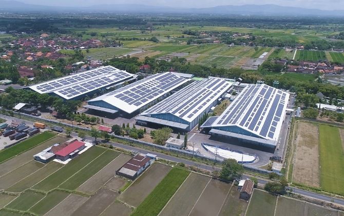 INOVASI : AQUA Klaten telah menggunakan PLTS untuk menghasilkan tenaga listrik bagi perusahaan. INOVASI : AQUA Klaten telah menggunakan PLTS untuk menghasilkan tenaga listrik bagi perusahaan.