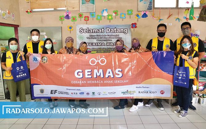 Lions Club Solo Centennial saat menyerahkan buku gratis ke TK Pelangi Sragen. Lions Club Solo Centennial saat menyerahkan buku gratis ke TK Pelangi Sragen.