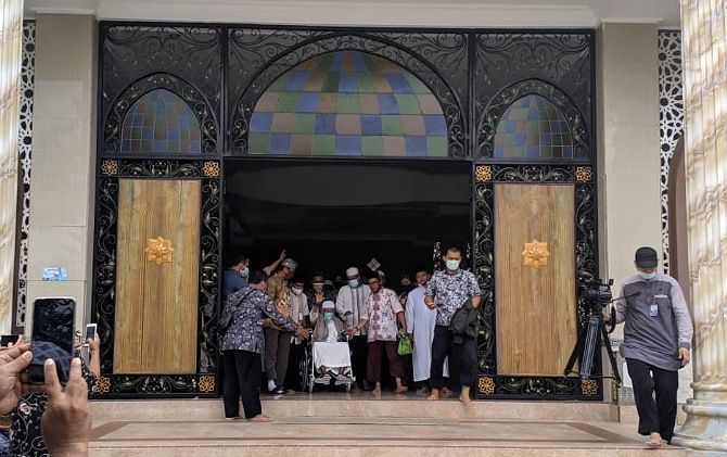 Abu Bakar Ba'asyir melambaikan tangan dari pintu Masjid Baiturrohman Ponpes Al Mukmin. Abu Bakar Ba'asyir melambaikan tangan dari pintu Masjid Baiturrohman Ponpes Al Mukmin.