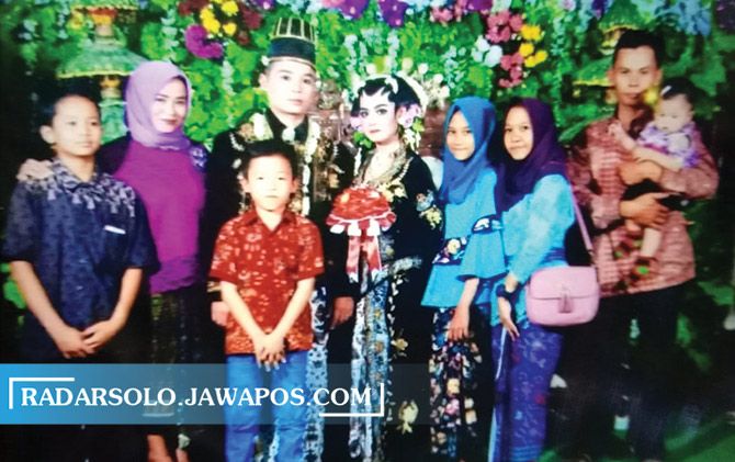Acara pernikahan Riyanto. Acara pernikahan Riyanto.
